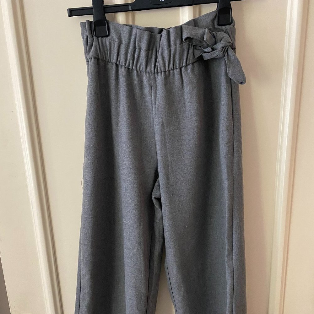 NWOT: Zara Cropped Pants - SIZE MEDIUM